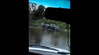 preview picture of video 'Pasando el río de la Hacienda camino a pasó bobo'