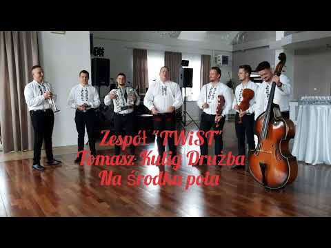 Zespół "TWiST " @DruzbaTomaszKuligBratowie  na środku pola Ludowo  Biesiadnie