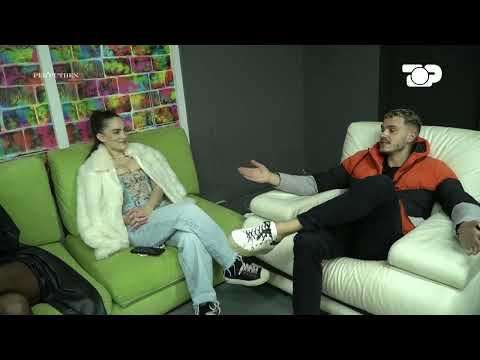 Artjoni merret me gjoksin e vajzave - Për’puthen prapaskena