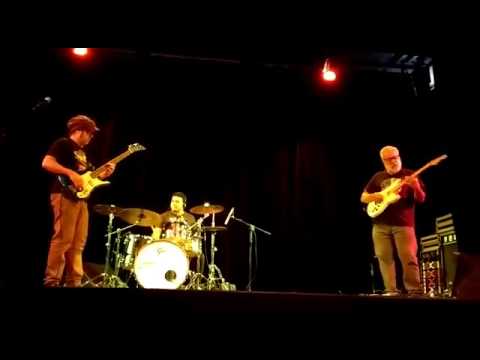 Fernando Nunes e Trio tocando "Bicho de 7 cabeças"