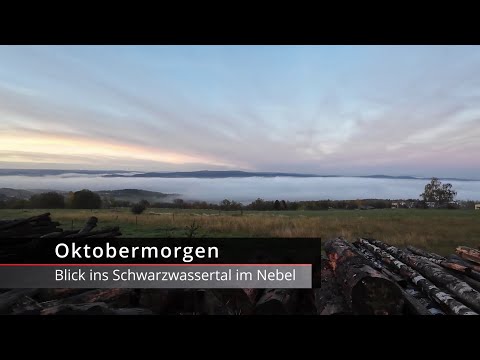 Herbstnebel im Schwarzwassertal an einem Oktobermorgen mit Sonnenaufgang über dem Spiegelwald