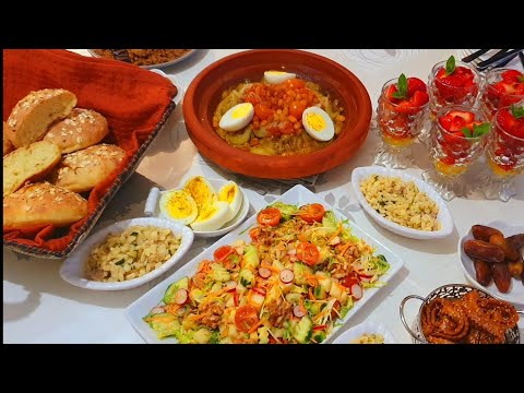 Tajine de viande aux oignons et raisins secs, petits pains maison et salade poire-noix