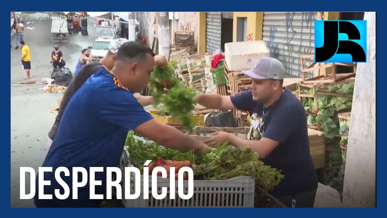 Desperdício: comida jogada fora nas feiras livres alimentaria metade da população de rua de SP