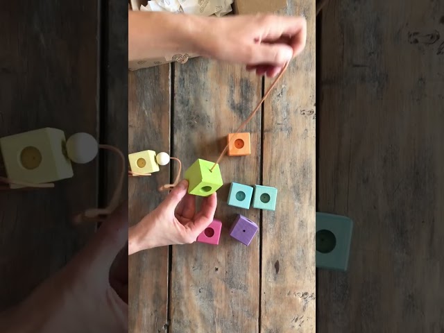 Vídeo relacionado con Velas Numbe 6 Cumpleaños,3D Diseño Anillo de Oro Azul Number 6, Velas de Cumpleaños de Erizo de Animación de Dibujos Animados para Niños y Niñas, Suministros de Fiesta Temática de