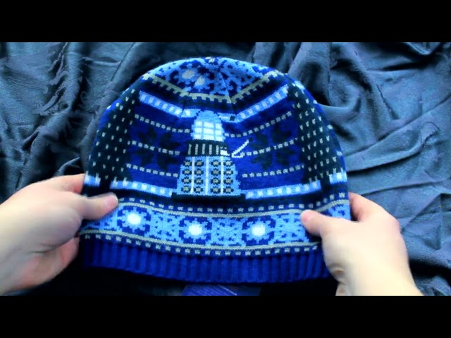 Vídeo relacionado con Doctor Who Gorro de Navidad de Tardis y Daleks - Gorro de Punto Oficial de la BBC por LOVARZI