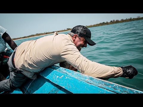 LE MONSTRE qui m'à TIRÉ PAR DESSUS BORD ! (Pêche à la ligne à main) - Cyril Chauquet