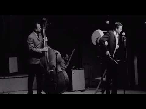 Videoclip de Don't Think Twice, It's Alright (Live at Newport Folk Festival, Newport, RI, July 25, 1964) — Johnny Cash