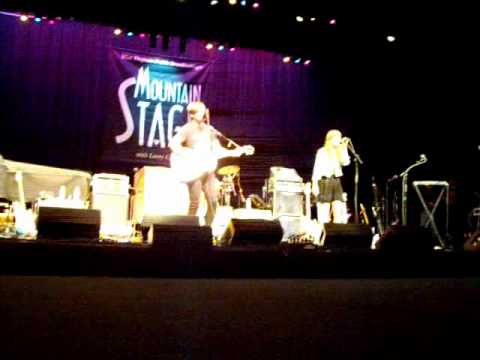 Jenny & Johnny(Jenny Lewis And Johnathan Rice)-Love Hurts Live Cover