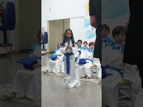 "Oba! É minha formatura! Oba! Agora eu já sei ler!" Gabriela cantando na formatura! Dezembro de 2022