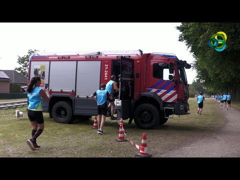 Unieke FunRun in Mill laat deelnemers door kerk, autogarage en winkels lopen