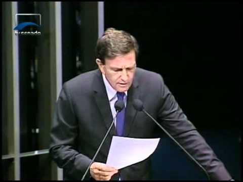 O exílio era o toque que faltava pra compor a imagem história de JK, avalia Crivella