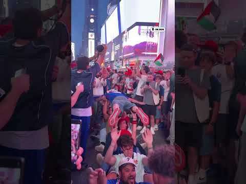 🇫🇷 Les supporters des Bleusse sont réunis à Times Square pour un paquito #france #coupedumonde