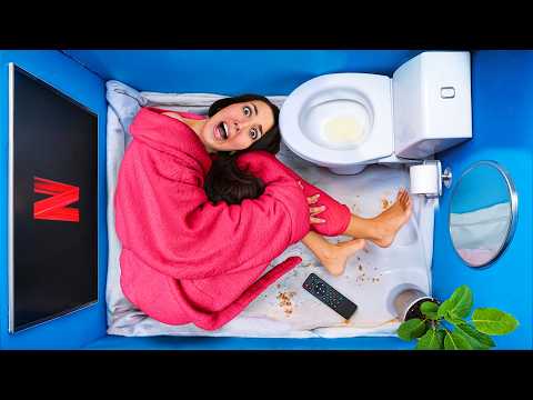 L' ULTIMO CHE ESCE DALLA CASA PIÙ PICCOLA DEL MONDO VINCE! 🏠 Viviamo nella mini casa per 24 ore!