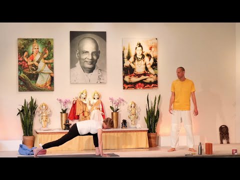 Yogastunde Mittelstufe "Exakt" mit Ravi - Yoga Vidya Live,  07.05.2022, 09:15 Uhr