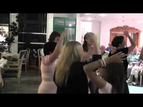 martin aus tirol,Tanzanimation ,Hotelgäste aus Malta tanzen zum Ketchupsong