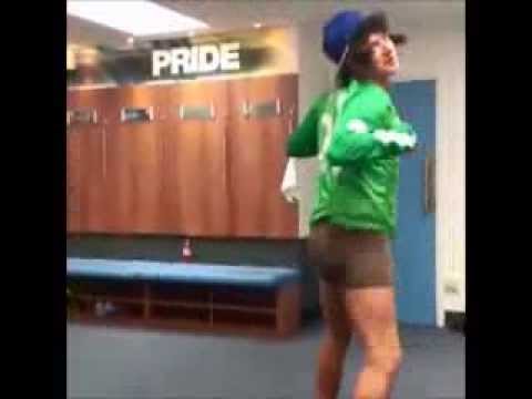 John Guidetti shows his crazy changing room dance moves | Guidetti BAILANDO en vestuario