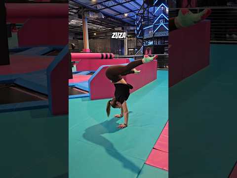 USIĄDŹ Z PROSTYMI NOGAMI CHALLENGE 😆🤸 #challenge #zabawa #shorts #parktrampolin