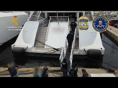 شاهد السلطات الإسبانية تصادر يختاً لثري روسي بقيمة 90 مليون يورو