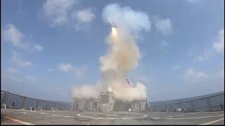 מטוסים אמריקאים ממריאים לתקיפה, וטילים משוגרים מנושאות המטוסים.