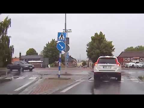 This is why some 16 year olds should not be allowed to drive!