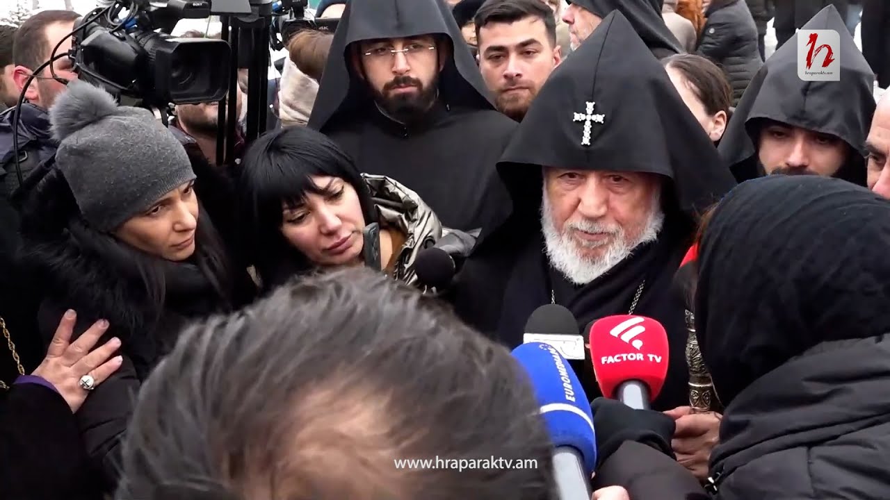 Չպիտի խաթարվի օրվա խորհուրդը. Կաթողիկոսը հարցերի չպատասխանեց