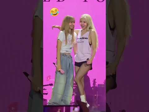 That cute little "alert mode" Rosé has whenever Lisa's near!🤣🤣