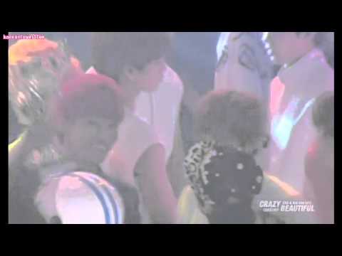 130627 the way XIUMIN LOOKS at AMBER+VIXX N!