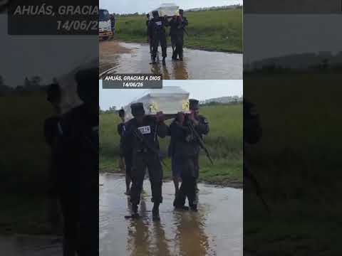 Navales cargan ataúd en hombros y lanchas en la Moskitia de Honduras en una labor humanitaria