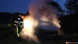 preview picture of video 'Auto brandt volledig uit op zandweg de Kromgatweg in Oosterhout (2014-06-13)'
