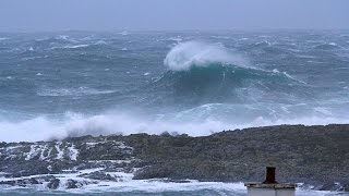 preview picture of video 'Big waves on Islay's West Coast at Portnahaven'