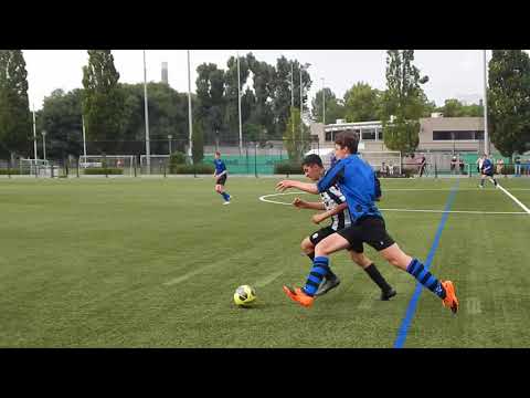 Overtreding Kobus, sliding te laat en met gestrekt been.