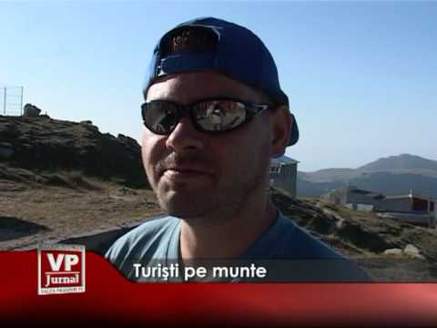 Turisti pe munte