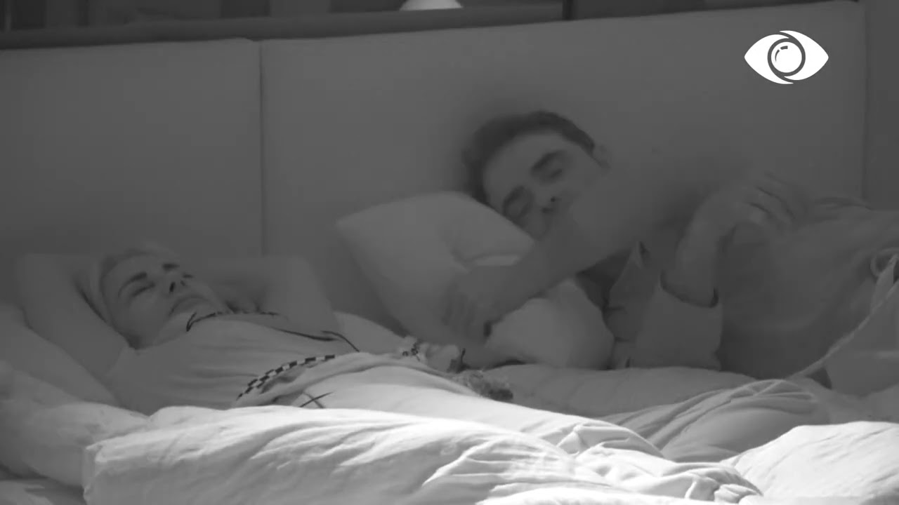 Kristi dhe Kejsi shtrihen të flenë bashkë