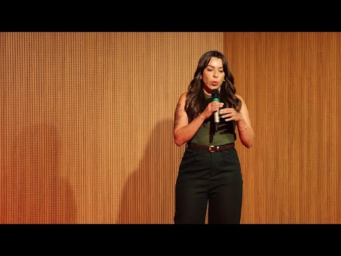 Janaine Cavalcanti no palco do TEDx Joinville