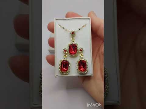 Подарок девушке набор "Яркие рубины в оправе под золото" серьги и колье бижутерный сплав и цирконы в коробочке - фото 1 - id-p2394344463