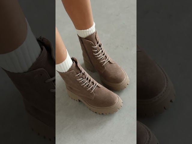 Чоботи жіночі шкіряні байка хутро 592641 Чорний Черевики жіночі замшеві на хутрі 592640 Бежеві