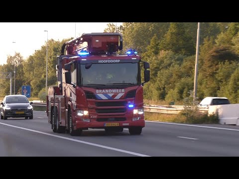 Hoogwerker Brandweer Hoofddorp 12-4250 met spoed naar een Grip1 Zeer grote brand in Amsterdam