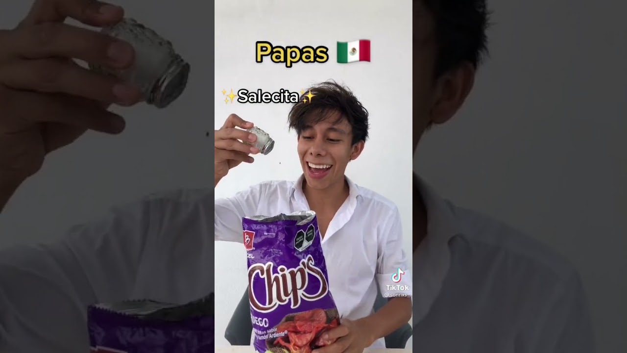 Mexicanos comen papas con chile con más chile