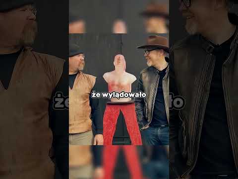 Czy spadające okno może przeciąć kogoś na pół?