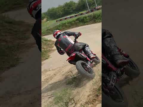 avere mai visto un motard sulla terra? si guida come i normali cross o cambia qualcosa? #122