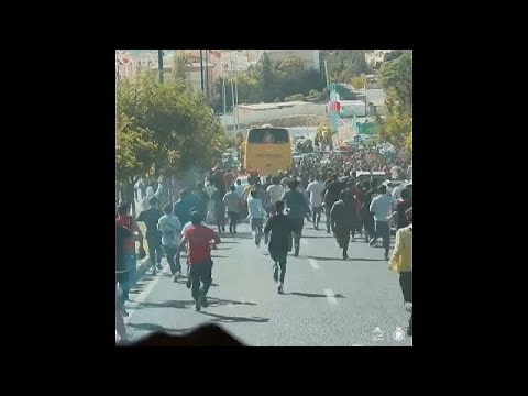 شاهد "حمى رونالدو" تضرب إيران والمئات يركضون خلف حافلته