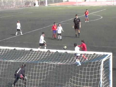 Ainhoa jugando al fútbol