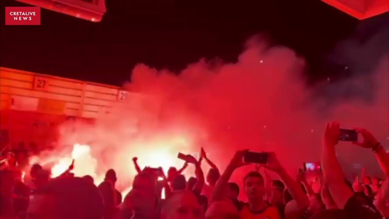 ΟΦΗ: Συνθήματα των φιλάθλων στο αεροδρόμιο κι αποθέωση για τους θριαμβευτές