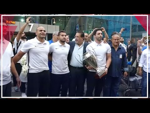 لحظة اهداء أحمد الأحمر كأس أفريقيا لجماهير الزمالك