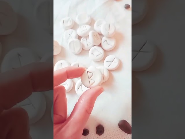 Vídeo relacionado con WICCSTAR 25 de Madera runas vikingas Piedra Bolsa Set con diseño y Significado pergamino (en inglés)