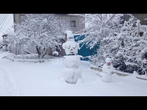 ВСЯ УЛИЦА В СНЕГУ, СНЕГОВИКИ.