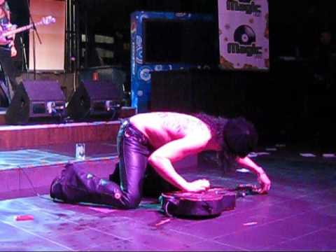 Eric Sardinas - I Can't Be Satisfied - setting his guitar on fire, live 2009 Bucharest