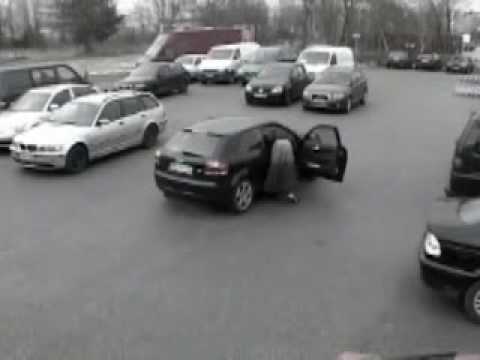 Parque-mulher perde a saia no carro-XD