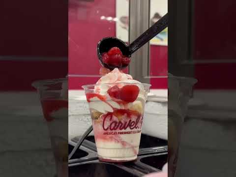 Sweet layers of vanilla ice cream, strawberries, and crunchies in every spoonful! 🍓🍦#carvel