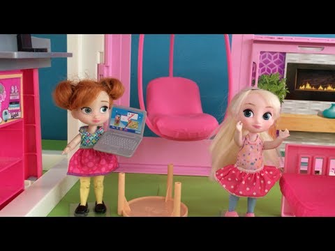 Laptop! Elsa and Anna Dolls Playing! Frozen Toddlers have Play time accident! + Anna makes Pizza!